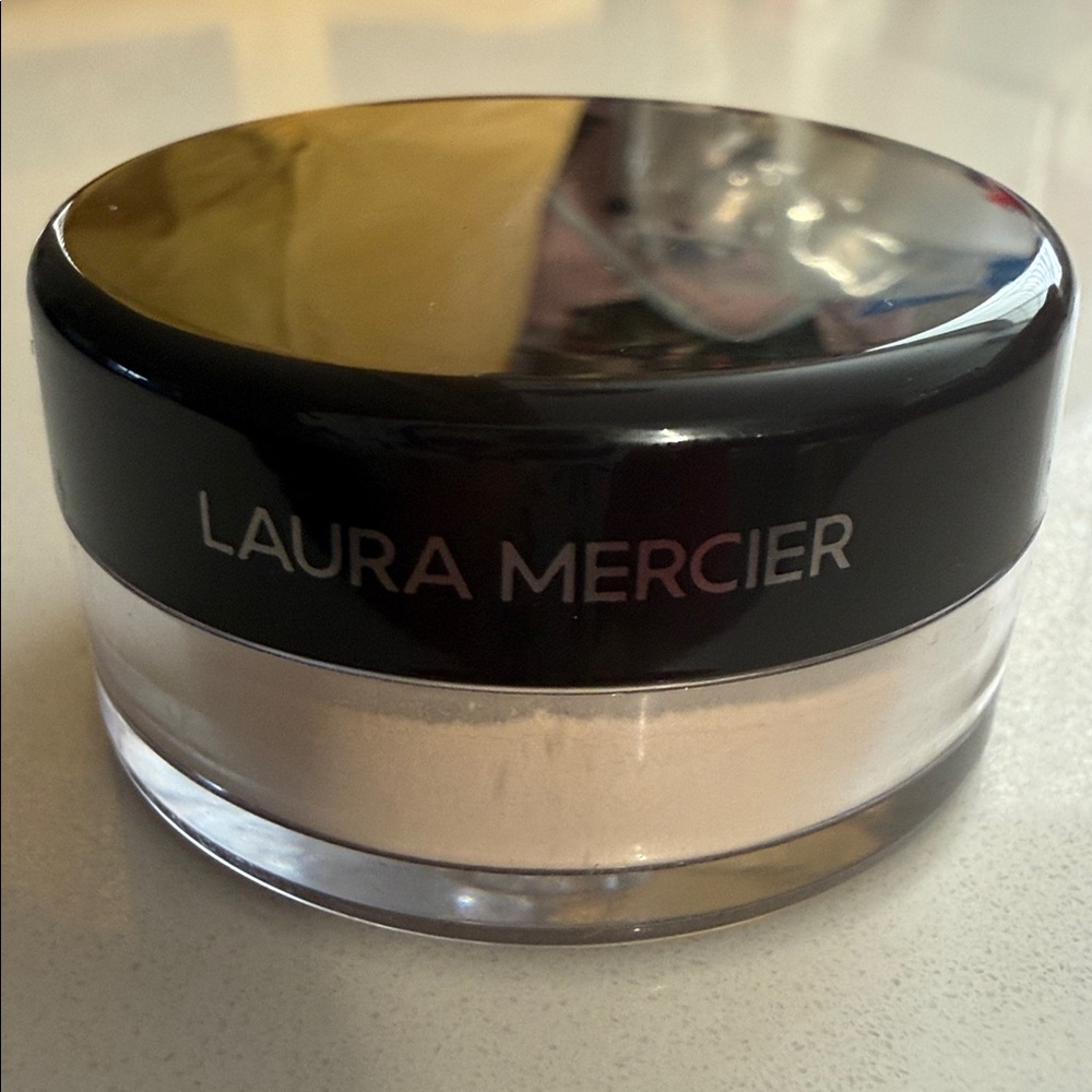Laura Mercier Translucent Loose Setting Powder - Picture 3 of 4